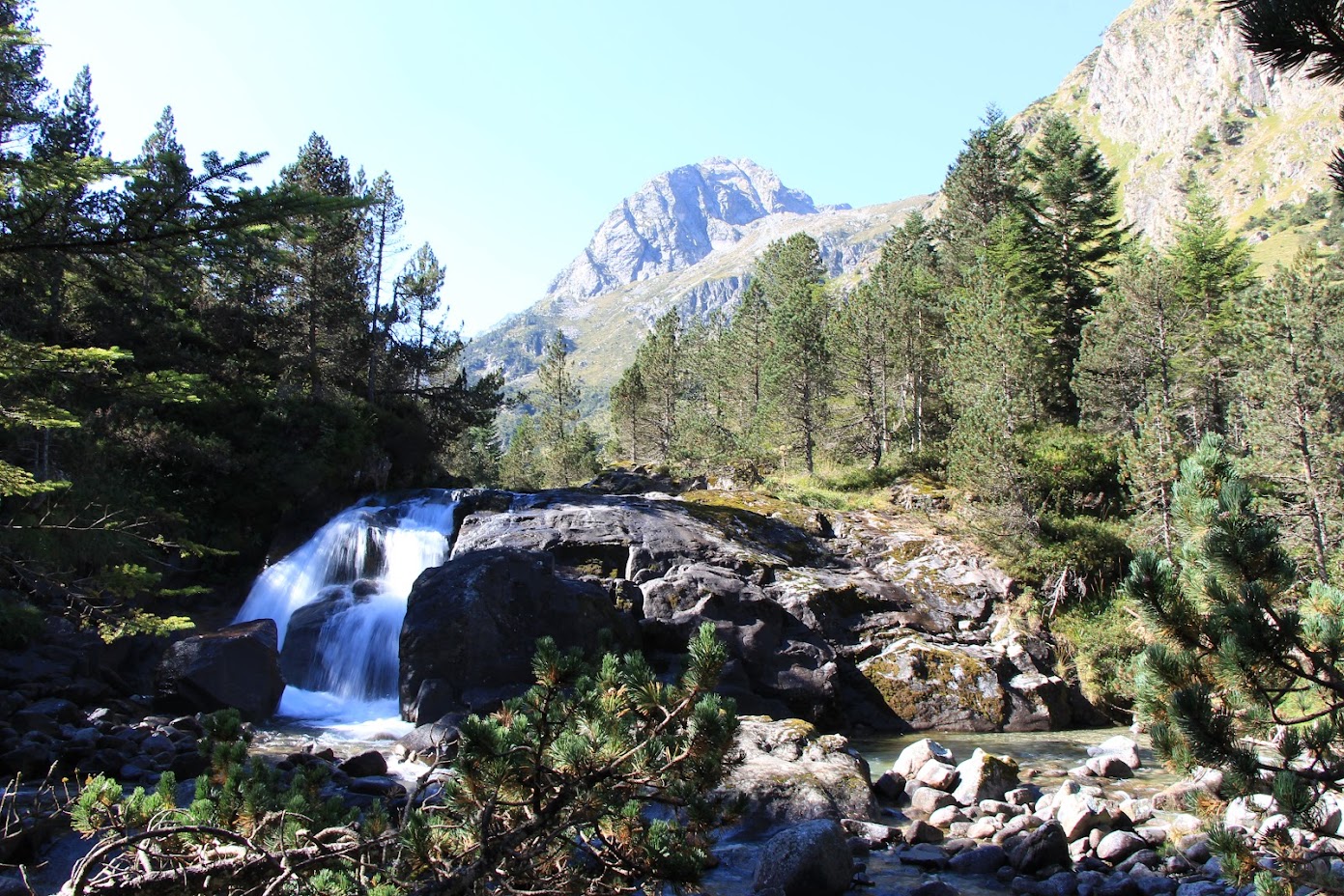 Cascade sur l'itinéraire menant au lac d'Estom